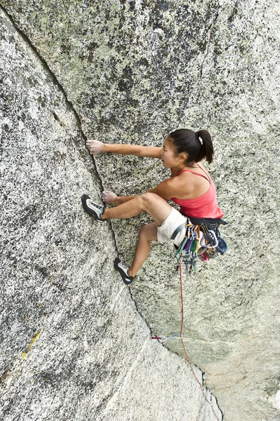 Ορειβάτης πιάνοντας το βράχο. — Φωτογραφία Αρχείου