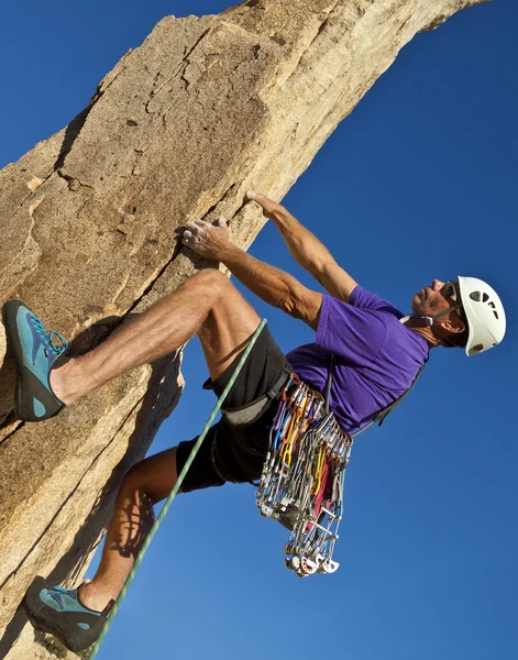 Klimmer aangrijpend de rots. — Stockfoto