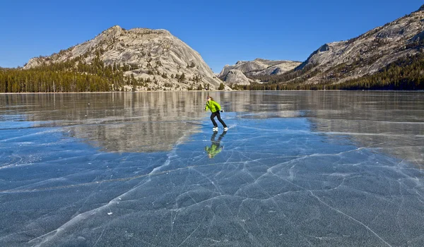 Patinage sur glace au lac congelé . — Photo
