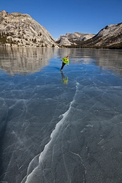 Donmuş gölün buz pateni. — Stok fotoğraf