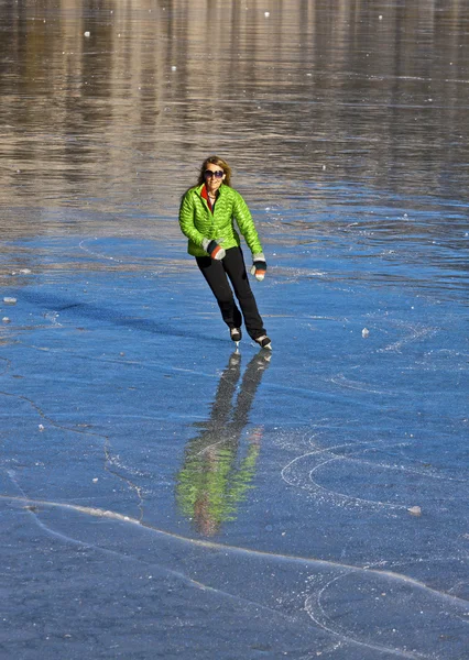 Patinaje sobre hielo lago congelado . —  Fotos de Stock