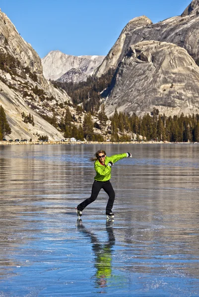 Pattinaggio sul ghiaccio congelato del lago . — Foto Stock