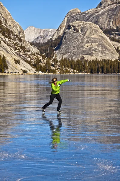 Patinage sur glace au lac congelé . — Photo