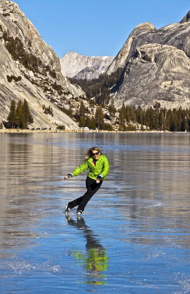 Patinação no gelo em lago congelado . — Fotografia de Stock