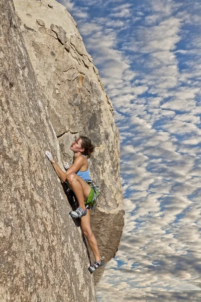登山、岩をつかんで. — ストック写真
