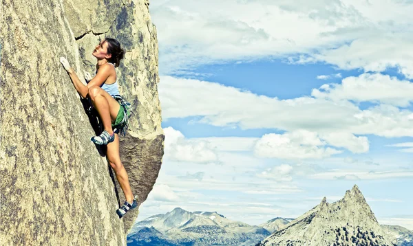 Альпинист, захватывающий скалу . — стоковое фото