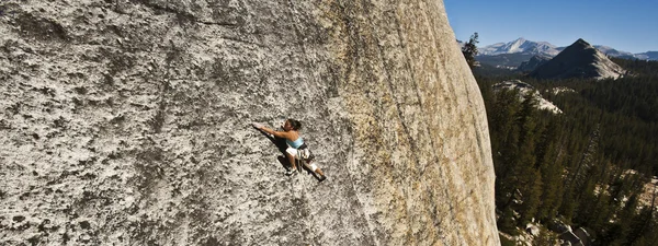 Female rock climber struggles to the summit. — Stock Photo, Image