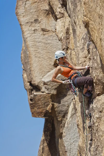 Vrouwelijke klimmer uitgedaagd. — Stockfoto
