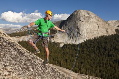 zirvesinden rappelling dağcı.