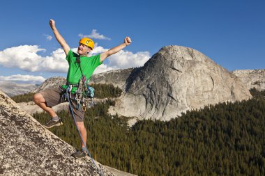 zirvesinden rappelling dağcı.
