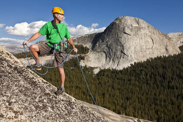 Horolezec slaňování ze summitu. — Stock fotografie