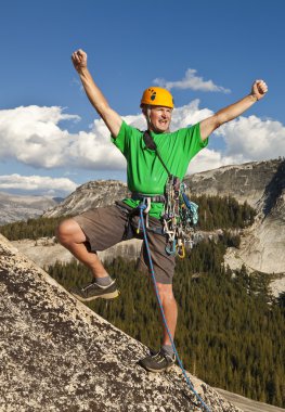 zirvesinden rappelling dağcı.