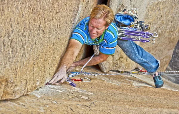 Skalní lezec struggelling — Stock fotografie