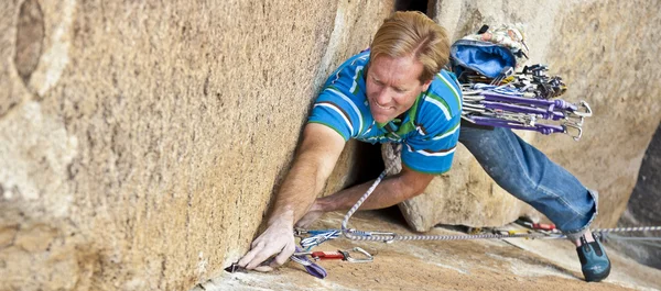 Скеля climber struggelling — стокове фото