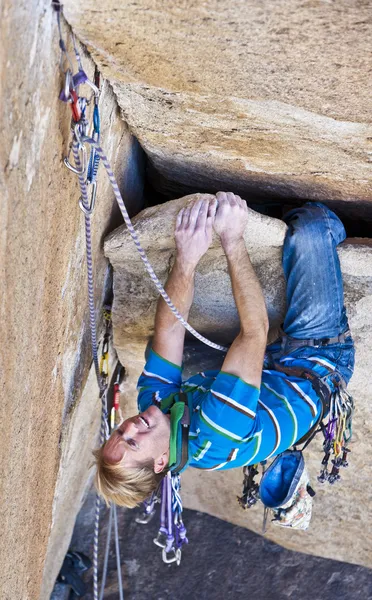 Rock climber struggelling — Stock Photo, Image