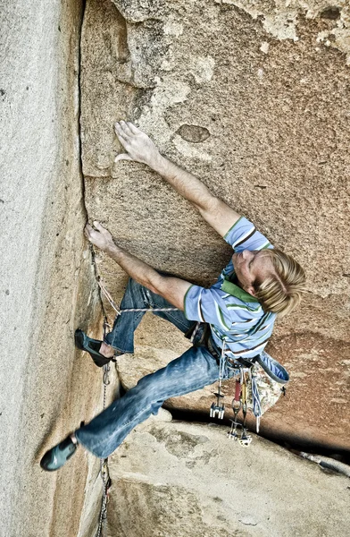 Rock klimmer struggelling — Stockfoto
