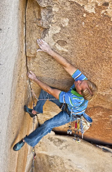 Kaya tırmanışçısı struggelling — Stok fotoğraf