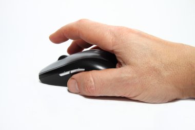 Bilgisayar faresiyle bir adamın eli