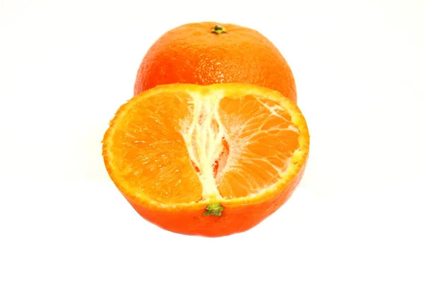 Mandarina con la mitad sobre un fondo blanco — Foto de Stock