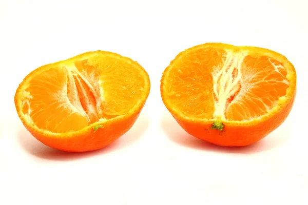 Две половинки мандарина на белом фоне — стоковое фото