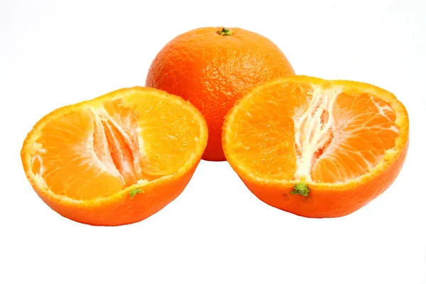 Mandarina con las dos mitades sobre un fondo blanco — Foto de Stock