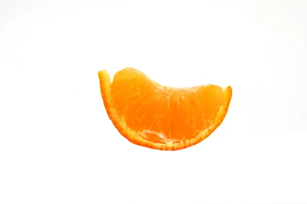 Une tranche de mandarine sur fond blanc — Photo