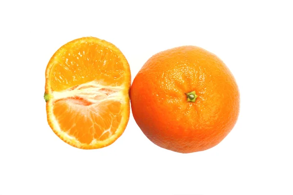 在白色背景上有一半的橘 — 图库照片
