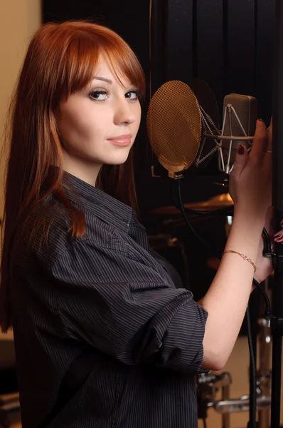 Sångaren flicka i studio. — Stockfoto
