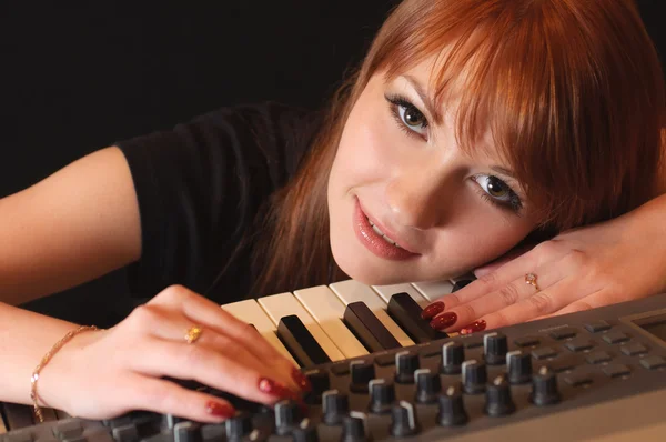 Meisje met synthesizer — Stockfoto