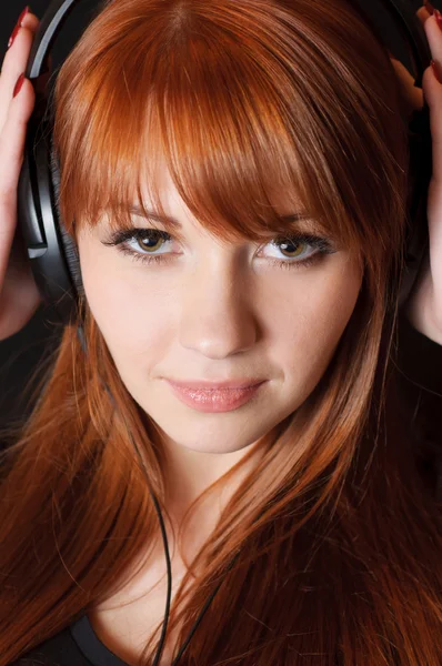 Lány fülhallgatóval. — Stock Fotó