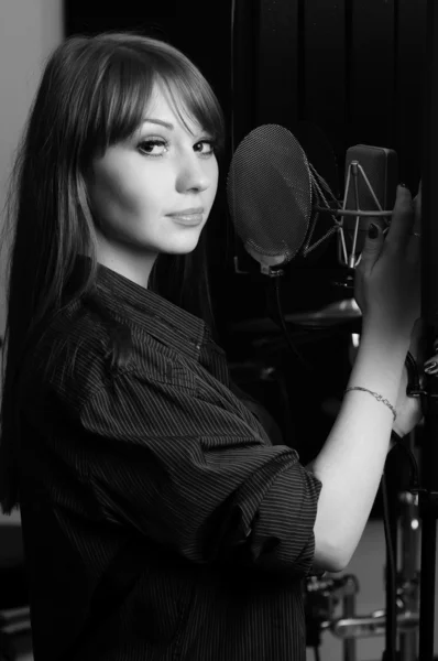 Laulaja tyttö studiossa . — kuvapankkivalokuva