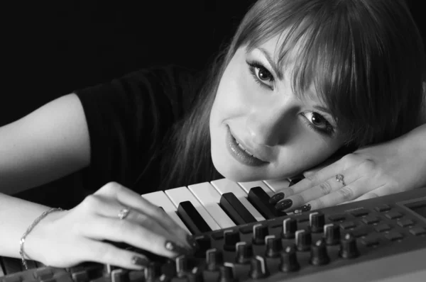 Mädchen mit Synthesizer — Stockfoto