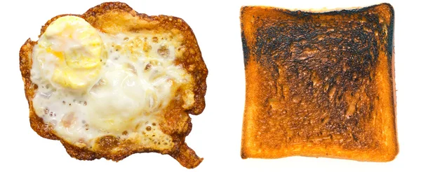 Сгоревшие тосты и яйца — стоковое фото