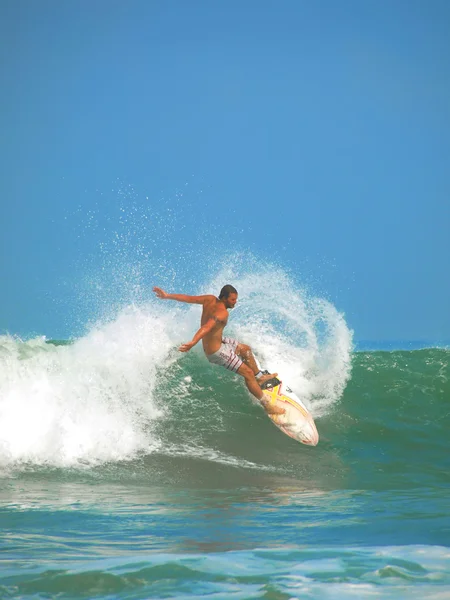 Surfen actie op kuta strand — Stockfoto