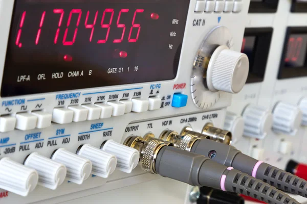 Botones y conectores coaxiales del generador de funciones de laboratorio w — Foto de Stock