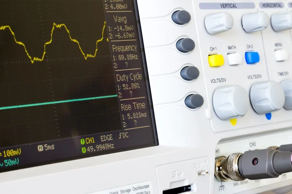 Distorted voltage waveforms on a digital oscilloscope laboratory — Stock Photo, Image