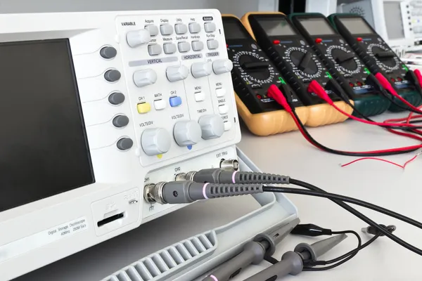 Digitale oscilloscoop en kwikhoudende meettoestellen met kabels Stockfoto