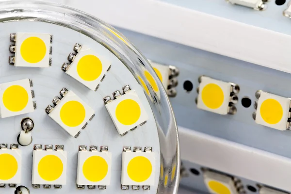 Os mesmos LEDs de 3 chips na lâmpada E27 e GU10 — Fotografia de Stock