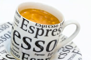 Ayrıntılar crema ile taze espresso kahve Kupası