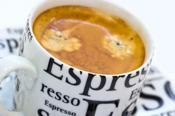 Chávena cheia de café expresso fresco com crema — Fotografia de Stock