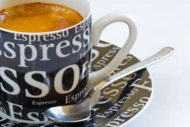 taze espresso kahve kaşık ile siyah Kupası crema ile