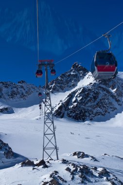 Teleférico a la cima de un iceberg sobre la estación de esquí de pistas