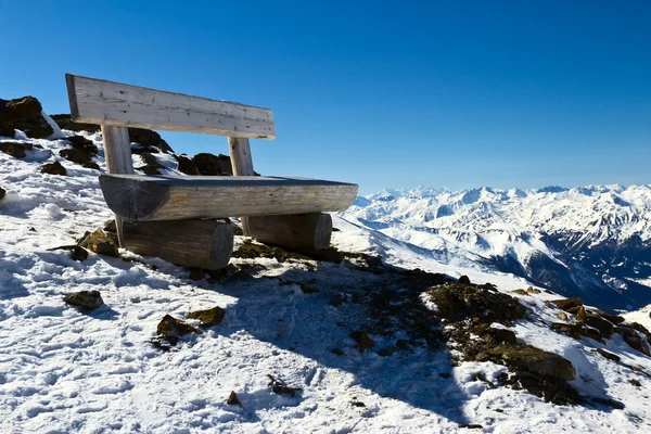 Bank auf dem Gipfel des Eisbergs in den Alpen — Stockfoto