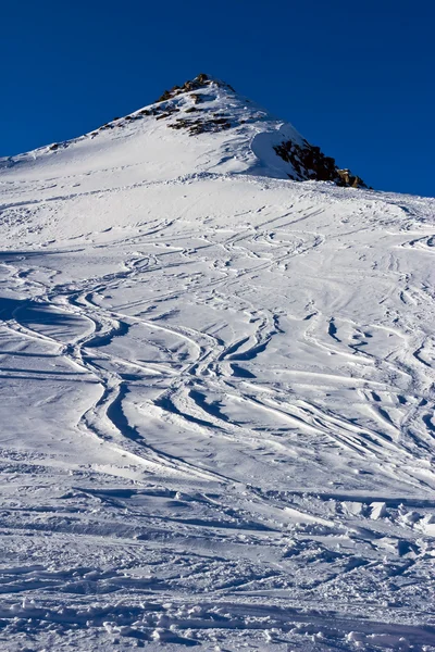 Darmowe jazdy narciarskie ślady na lodowca w Alpach — Zdjęcie stockowe