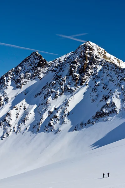 Σκι-σκοινιά η κορυφή του παγόβουνου — Φωτογραφία Αρχείου