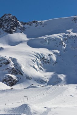 Aşağıda Zirvesi buzul Alpleri'nde Kayak tesisi