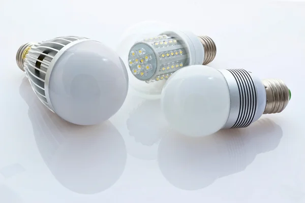 Diferentes tipos de lâmpadas LED E27, 80mW chips mais antigos e novos chips — Fotografia de Stock