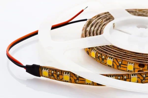 3-Chip-LED-Streifenwicklung auf einer Bandscheibe — Stockfoto