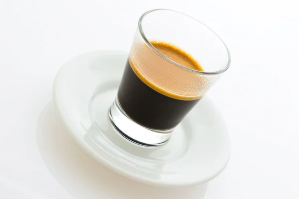 Горячий кофе эспрессо на маленькой тарелке — стоковое фото
