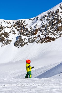 Alplerde bir buzulun üzerinde küçük kayakçı